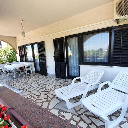 Apartmani Малинска Экстерьер фото