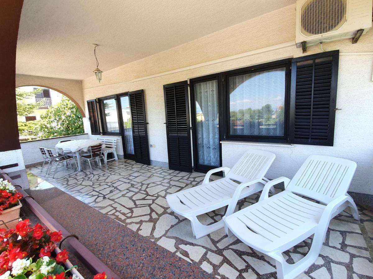 Apartmani Малинска Экстерьер фото