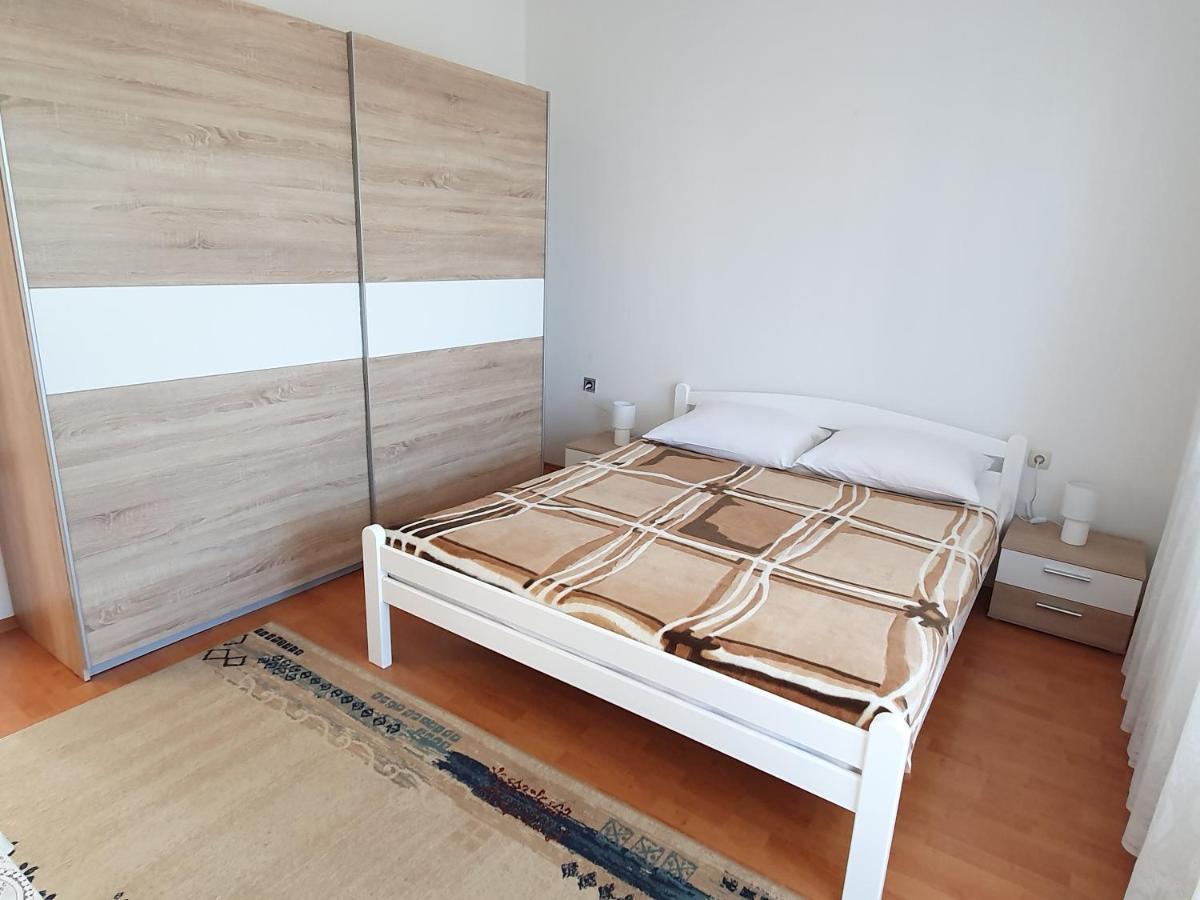 Apartmani Малинска Экстерьер фото