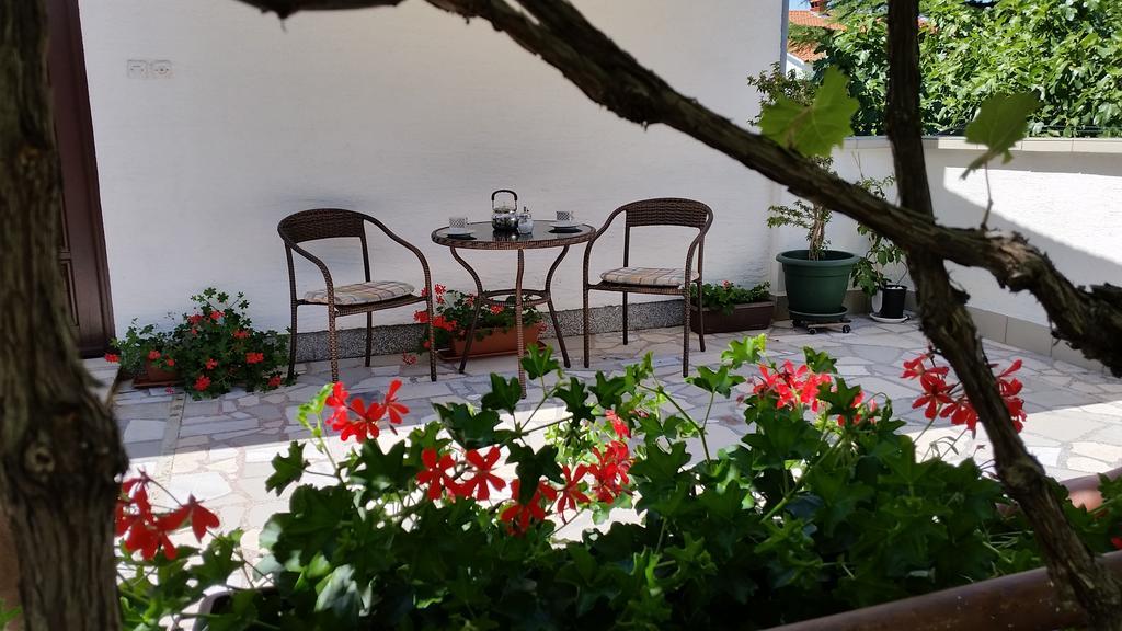 Apartmani Малинска Экстерьер фото