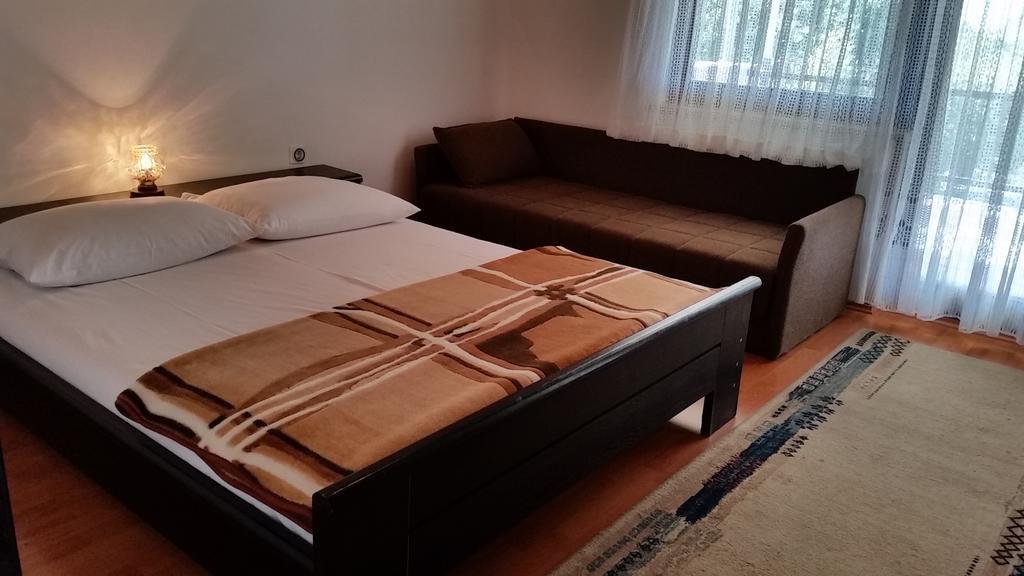 Apartmani Малинска Экстерьер фото